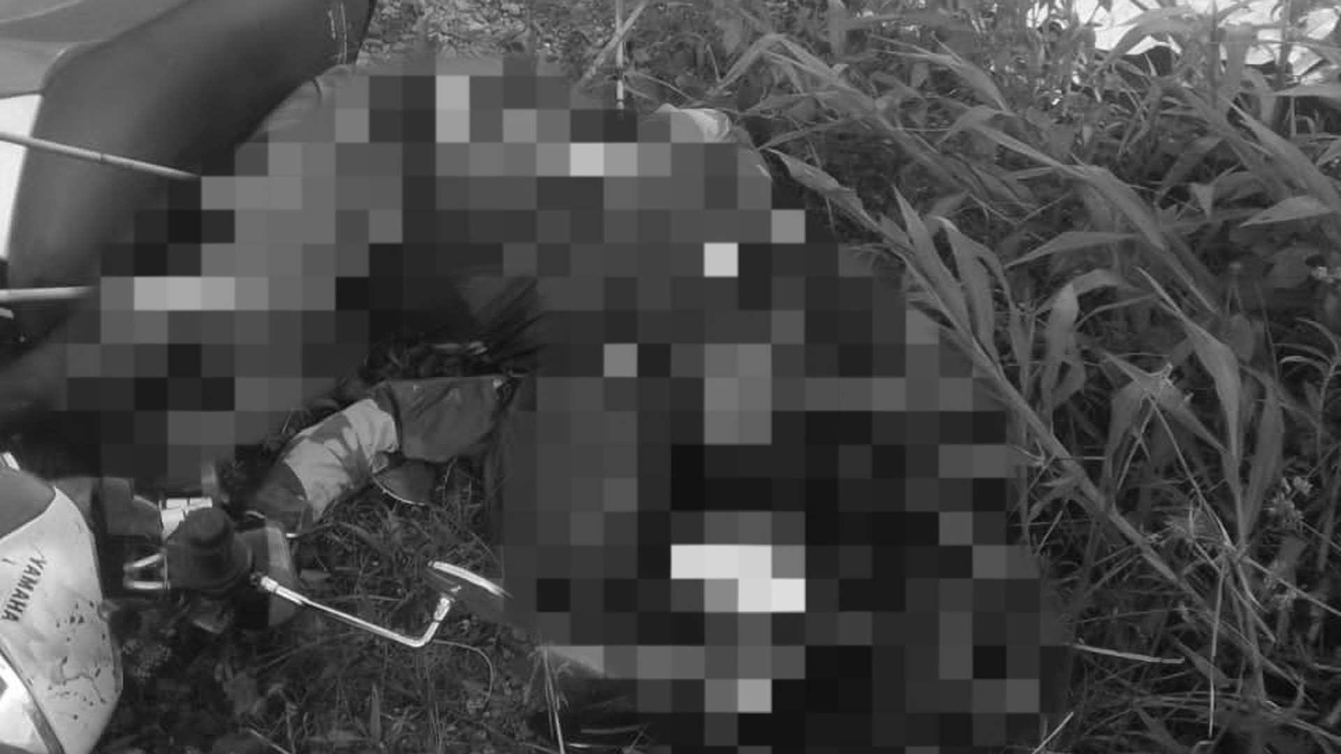 Foto seorang pria tergeletak di samping sepeda motor dengan empat anak panah menancap di tubuhnya beredar luas di media sosial. Foto: Istimewa