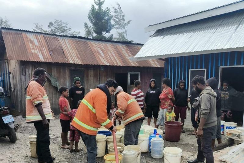 Petugas Pemadam Kebakaran Dinas Satpol PP Kabupaten Jayawijaya sedang memberikan air bersih kepada masyarakat di jalan Irian atas tepatnya di seputaran Gedung Tongkonan, Sabtu (25/7/2026) pagi. ANTARA/Yudhi Efendi.
