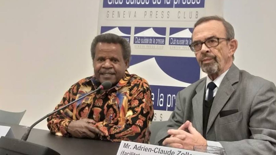 Direktur YKKMP Theo Hesegem (kiri). Foto: Dok pribadi