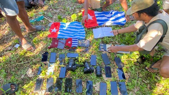 Polisi menyita barang bukti dalam kasus pengibaran bendera Bintang Kejora di area Pantai Waroki, Distrik Nabire Barat, Kabupaten Nabire, Papua Tengah, Sabtu (25/7/2026). Foto: Humas Polres Nabire.