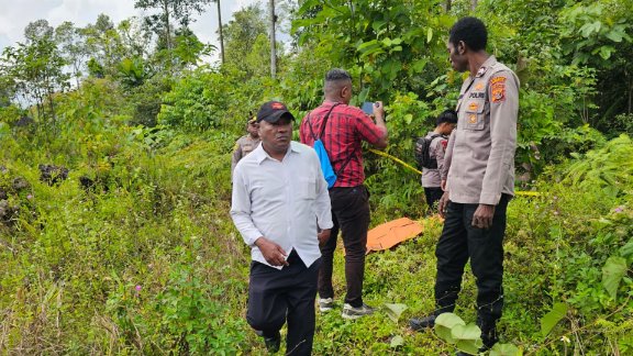 Polisi olah TKP penemuan jenazah warga yang ditemukan di Jalan Masuk Tenas DWJ, depan Wanaal Cafe, Distrik Kuala Kencana, Senin (27/7/2026). Foto: Istimewa