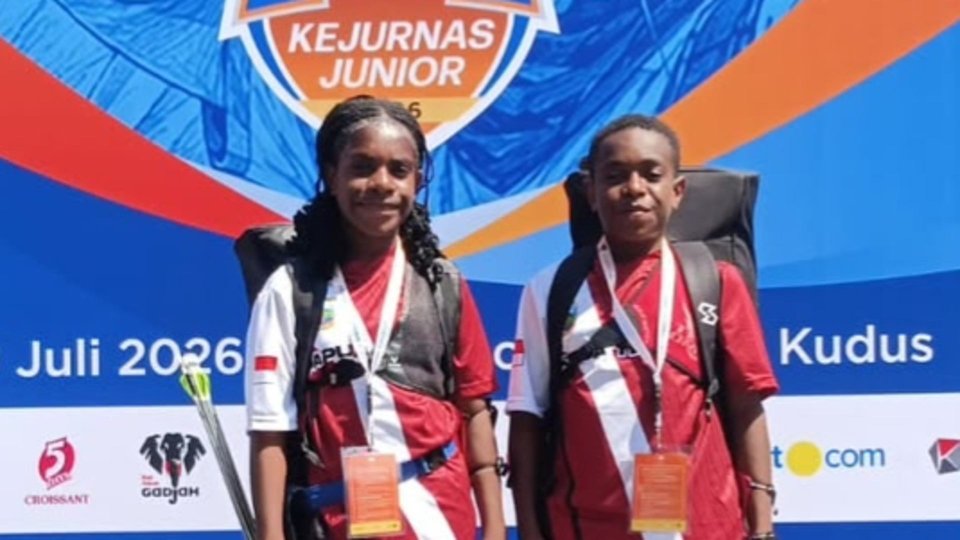 Dua atlet muda panahan asal Papua Tengah, Gines Kotouki dan Sabarlin Jueta Kotouki pada ajang MilkLife Archery Challenge Kejurnas Junior 2026 di Kabupaten Kudus, Jawa Tengah. Foto : Melianus for Papua60detik