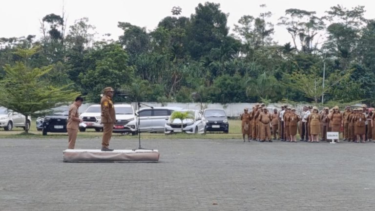 Wabup Mimika, Emanuel Kemong saat memimpin apel pegawai, foto: Martha/Papua60detik