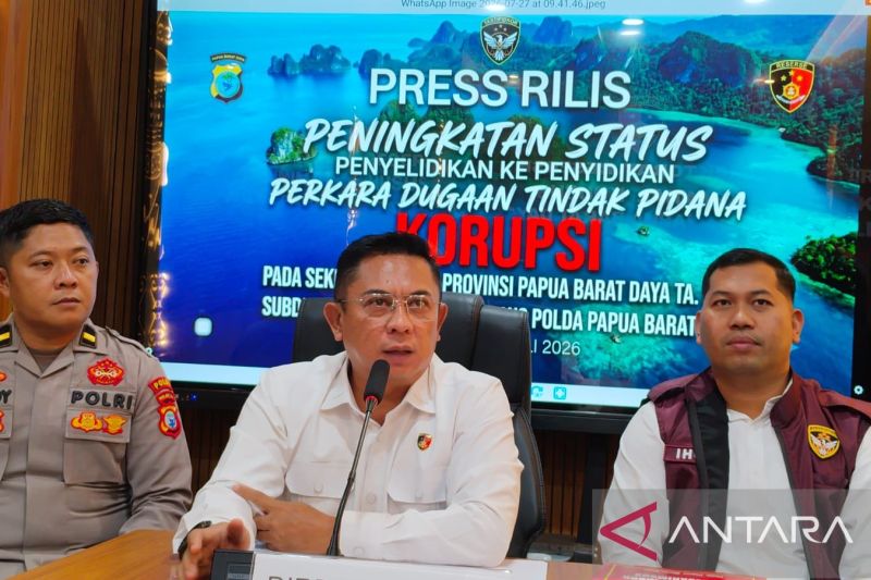 Direktur Reserse Kriminal Khusus Polda Papua Barat Daya Kombes Pol Iwan Manurung (tengah) pada kererangan pers di Polda PBD di Aimas, Senin (27/7/2026) ANTARA/Yuvensius Lasa Banafanu