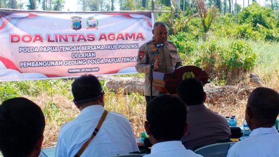 Kapolda Papua Tengah pada doa lintas agama di lokasi rencana pembangunan Markas Komando (Mako) Polda Papua Tengah. Foto: Humas Polda Papua Tengah