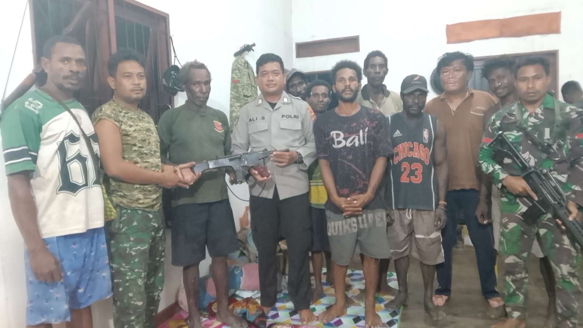 warga-serahkan-senjata-api-rakitan-temuan-polres-mimika-dalami-asal-usulnya