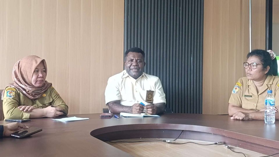 Foto bersama Kepala Dinas Koperasi dan UMKM Mimika, Samuel Yogi, bersama peserta lainnya, foto: Martha/Papua60detik