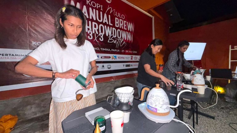 Para Barista saat mengikuti Manual Brew Throwdown 3x3 Battle di Kopi Mulo, Jalan Budi Utomo, Mimika, Papua Tengah, Selasa (28/7/2026). Foto: Joe Situmorang/Papua60Detik
