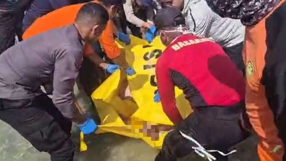 Tim SAR Gabungan Timika Pos Kaimana mengevakuasi jenazah Suhardin yang sebelumnya dilaporkan hilang kontak. Foto: Humas SAR Timika
