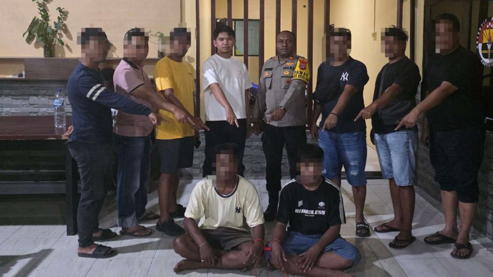 Dua pelaku diamankan di Polsek Mimika Baru. Foto: Istimewa