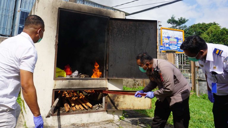 Karantina Papua Tengah memusnahkan sejumlah media pembawa berupa 4 kilogram daging babi dan 2 kilogram daging tikus tanah karena tidak memenuhi persyaratan., foto: Karantina Papua Tengah