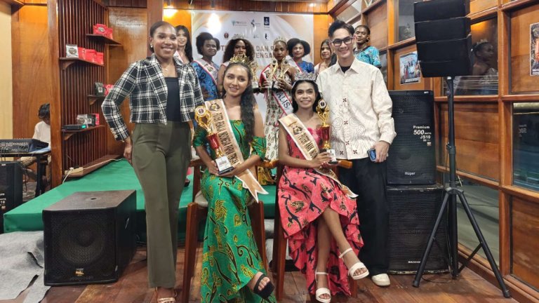 Peserta dan dewan juri pemilihan Putri Anak dan Remaja Papua Tengah 2026, Rabu (29/07/2026). Foto: Martha/Papua60detik