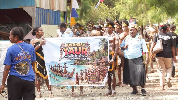 Rombongan Kontingen dari Suku Yaur pada Mubes masyarakat adat enam suku pesisir dan Kepulauan Kabupaten Nabire resmi dibuka di Pantai Manase, Kamis (30/7/2026). Foto: Elia Douw/ Papua60detik