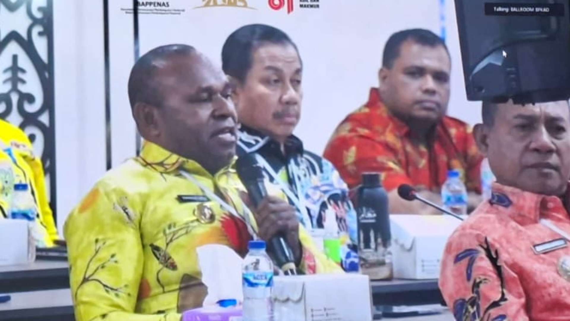 Bupati Kabupaten Sarmi, Dominggus Catue, saat menghadiri dialog Strategis Wakil Menteri PPN/Wakil Kepala Bappenas bersama gubernur serta bupati/wali kota se-Tanah Papua, foto: Martha/Papua60detik