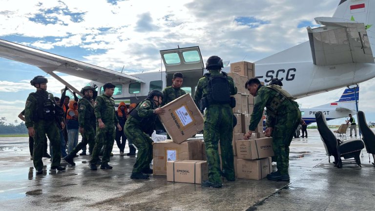 Komando Operasi (Koops) TNI Habema mengirim 2 ton bantuan bahan pangan untuk warga terdampak kekeringan di tiga distrik Kabupaten Puncak, Papua Tengah, Jumat (31/7/2026). Foto: Koops Habema