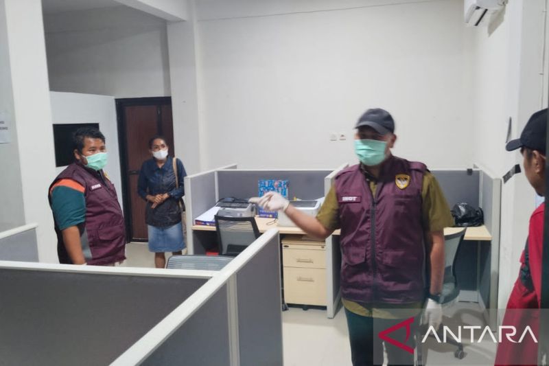 Direktorat Reserse Kriminal Khusus (Ditreskrimsus) Polda Papua Barat Daya menggeledah Kantor Sekretariat DPRP Papua Barat Daya di Kota Sorong, Kamis malam (30/7/2026) (ANTARA/Yuvensius Lasa Banafanu)
