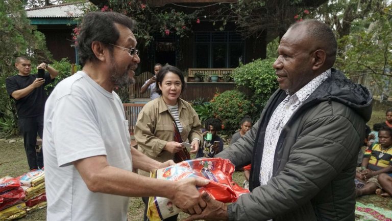 Yorrys Raweyai Serap Aspirasi Pengungsi di Mimika