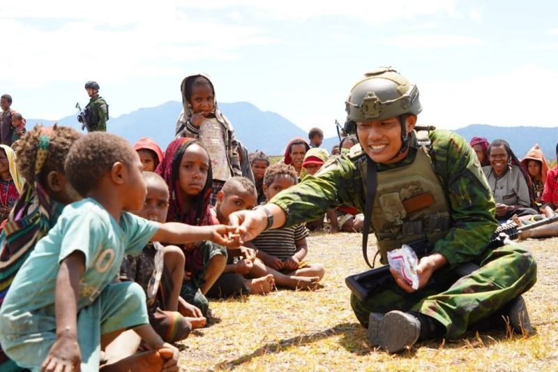 Prajurit TNI Pikul Bantuan Pangan Sampai ke Warga Terdampak Kekeringan di Puncak