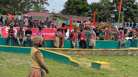 knpb-di-timika-unjuk-rasa-membawa-salib-merah