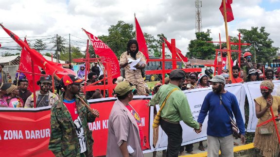 Unjuk rasa KNPB Timika di Bundaran Petrosea Timika, Senin (3/8/2026). Foto: Eka/ Papua60detik