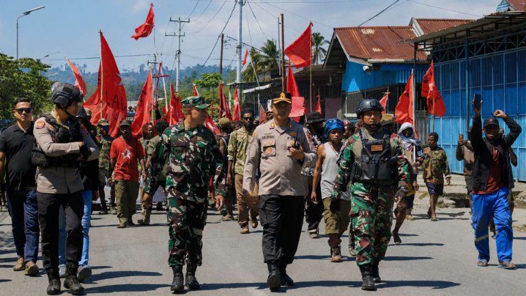 Kapolres Nabire Samuel Dominggus Tatiratu bagian (tengah) jajaran TNI mengawal ratusan massa aksi KNPB menuju kantor MRP Papua Tengah Senin (3/8/2026). Foto : Elia Douw/Papua60detik