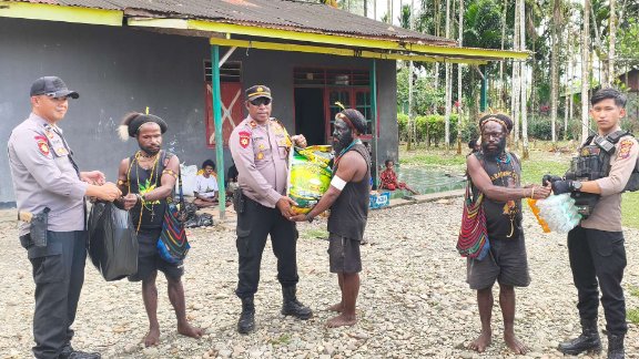 Polres Mimika Bantu Bama Keluarga Korban Pembunuhan di Kwamki Narama