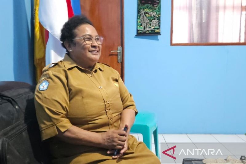 Wakil Kepala SMP Negeri 1 Nabire Bidang Kesiswaan Theresia Maker. ANTARA/Ali Nur Ichsan