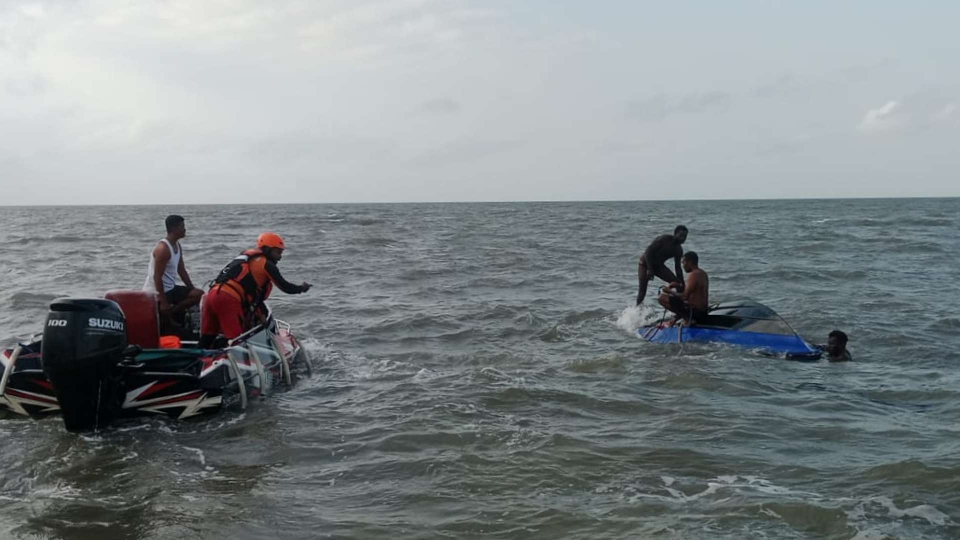 Tim SAR Gabungan Timika evakuasi Parlindungan Simanjuntak, usai dihantam ombak di perairan Manasari Kabupaten Mimika, Kamis (6/8/2026). Foto: Humas SAR Timika
