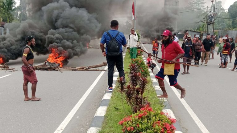Aksi palang jalan dan bakar ban di depan perumahan Pemda SP 2, Kamis (6/8/2026). Foto: Joe Situmorang/Papua60Detik