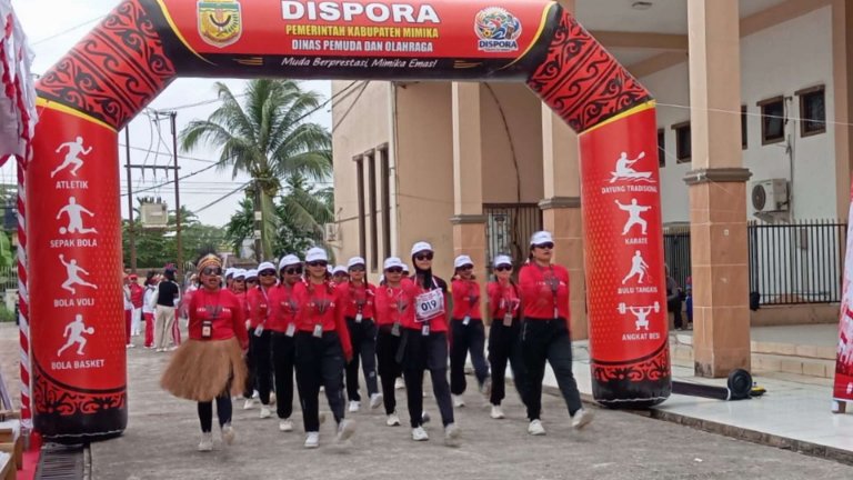 JPM saat mengikuti lomba Gerak Jalan Kreasi HUT ke-81 RI, Jumat (7/8/2026). Foto: JPM