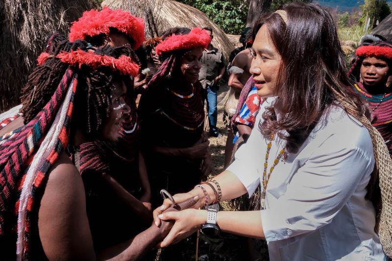Wakil Menteri Pariwisata Ni Luh Puspa kunjungi Desa Wisata Aikima di Kabupaten Jayawijaya pada Kamis (6/8/2026). (ANTARA/HO-Kementerian Pariwisata)