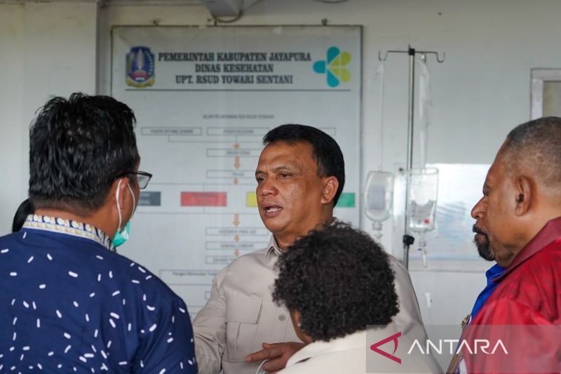 Wakil Kepala BGN Trenggono saat meninjau lokasi dugaan insiden keamanan pangan di Depapre, Jayapura, Papua, Kamis (6/8/2026). ANTARA/HO-BGN.