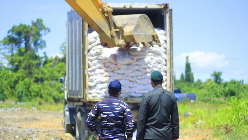 Badan Karantina Indonesia (Barantin) memusnahkan 14,5 ton daging ayam di Kabupaten Nabire, Papua Tengah. Foto: Barantin Papua Tengah
