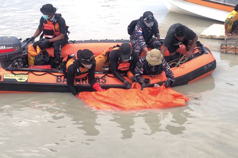 Tim SAR  Evakuasi Jenazah ABK KM Mekar Jaya di Sungai Maro