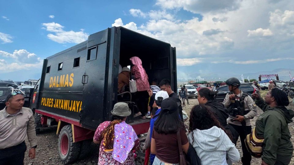Aparat keamanan mengevakuasi warga pasca  penembakan di Festival Budaya Lembah Baliem (FBLB) di Distrik Walesi, Kabupaten Jayawijaya Sabtu (8/8/2026). Foto: Humas Polda Papua.