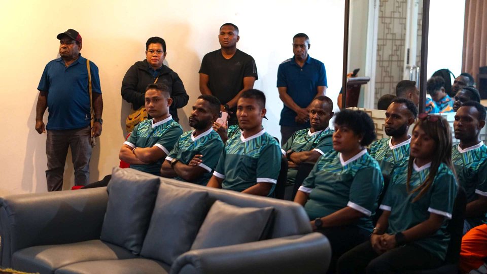 Dinas Pemuda dan Olahraga (Dispora) Kabupaten Mimika memberikan pelatihan bagi pelatih sepak bola lisensi D dan pelatihan wasit lisensi C-2, foto: Martha/Papua60detik