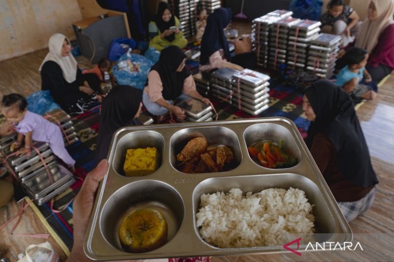 Petugas dan kader menyiapkan paket Makan Bergizi Gratis (MBG) kategori 3B (ibu hamil, ibu menyusui, dan balita) saat didistribusikan kepada penerima manfaat di Nongsa, Batam, Kepulauan Riau, Kamis (30/7/2026). ANTARA FOTO/Teguh Prihatna/agr