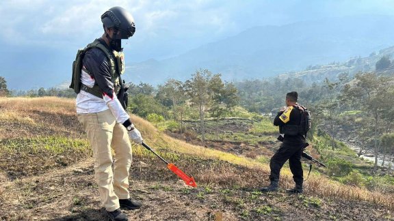 Satreskrim Polres Jayawijaya bersama Satgas Operasi Damai Cartenz-2026 olah tempat kejadian perkara (TKP) penembakan di Festival Budaya Lembah Baliem. Foto: Satgas Humas Damai Cartenz-2026