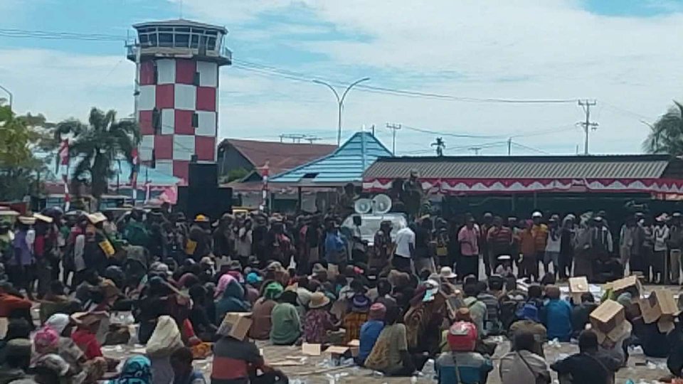 Massa Front Peduli Alam dan Manusia Mee Wilayah Siriwo, Mapia, Piyaiye, Topo dan Wanggar (Simapitowa) geruduk di kantor DPR Papua Tengah jalan pepera, Nabire, Senin, (10/8/2026). Foto : Elia Douw/Papua60detik