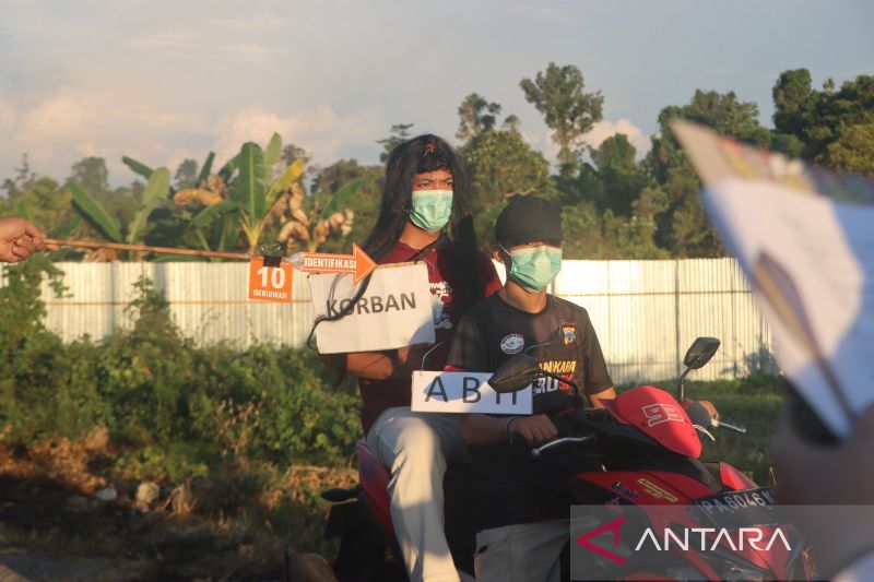 Salah satu adegan rekonstruksi oleh terangka AWS dalam kasus pembunuhan siswi SMP di Nabire, Senin (10/8/2026). ANTARA/Ali Nur Ichsan
