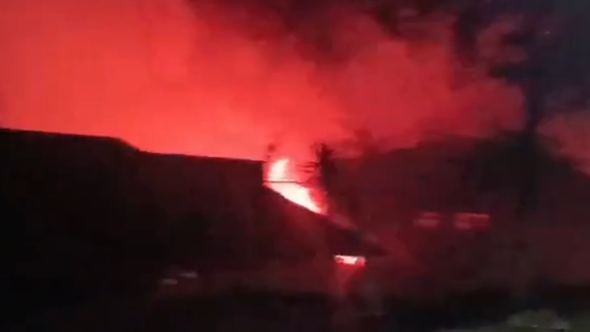 Tangkapan layar video pembakaran bangunan pemerintah di Kabupaten Puncak, Selasa (11/8/2026) malam. Foto,: Screenshot video amatir warga
