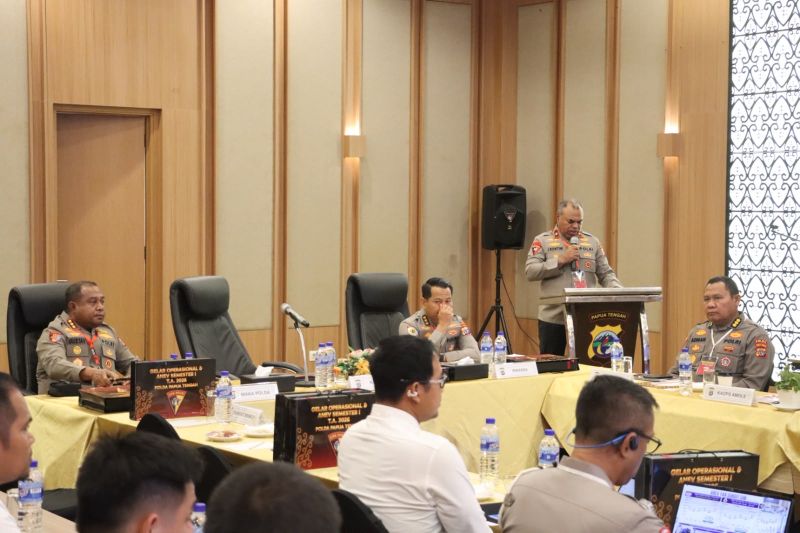 Kapolda Papua Tengah Brigjen Pol. Jermias Rontini saat memimpin gelar operasional dan anev Polda Papua Tengah di Timika, Selasa (12/8/2026). (ANTARA/HO-Humas Polda Papua Tengah)