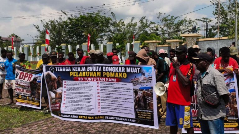 Aksi damai TKBM Pelabuhan Pomako di DPRK Mimika, Kamis (13/8/2026). Foto: Eka/Papua60detik