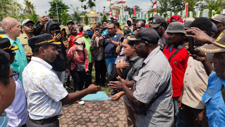 Dewan Perwakilan Rakyat Kabupaten (DPRK) Mimika menerima aspirasi Tenaga Kerja Bongkar Muat (TKBM) Pelabuhan Pomako terkait persoalan upah dan kesejahteraan buruh. Foto: Eka/Papua60detik