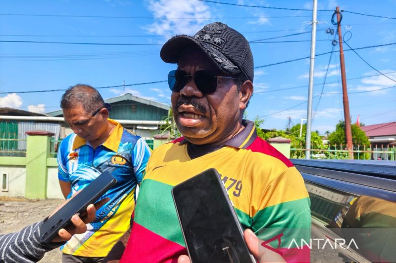 Bupati Nabire Mesak Magai saat diwawancarai di Nabire. ANTARA/Ali Nur Ichsan