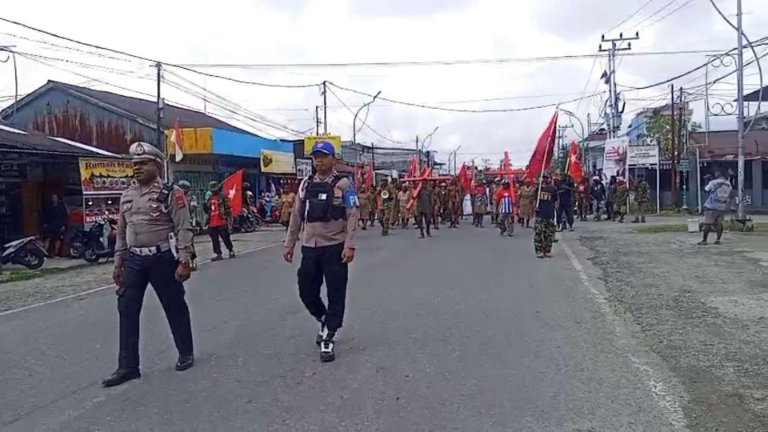 Aparat kepolisian mengawal massa unjuk rasa KNPB di Kota Timika. Foto: Eka/ Papua60detik