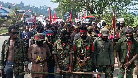 Ratusan Massa Komite Nasional Papua Barat (KNPB) Wilayah Meepago geruduk di titik kumpul wadio jalan trans Nabire-Wadou. Foto : Elia Douw/Papua60detik