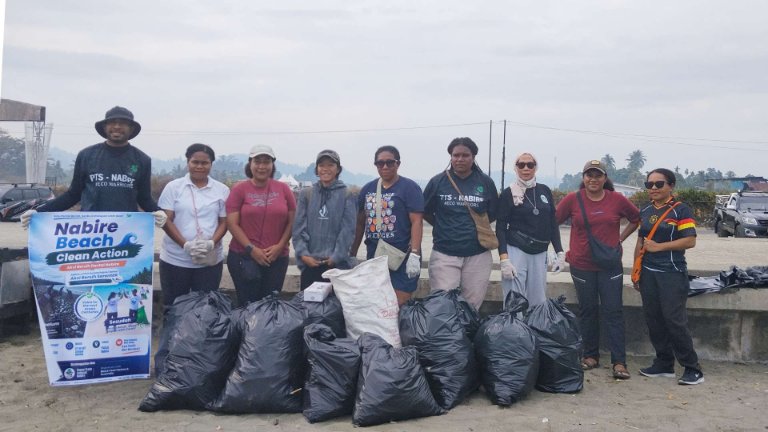 Peduli Lingkungan, PTS  Bersih-bersih di Pantai Nabire