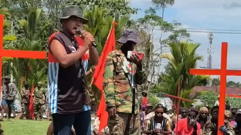 Ratusan massa Komite Nasional Papua Barat (KNPB) Timika menggelar aksi damai di halaman Kantor DPRK Mimika, Sabtu (15/8/2026). Foto: Eka/ Papua60detik