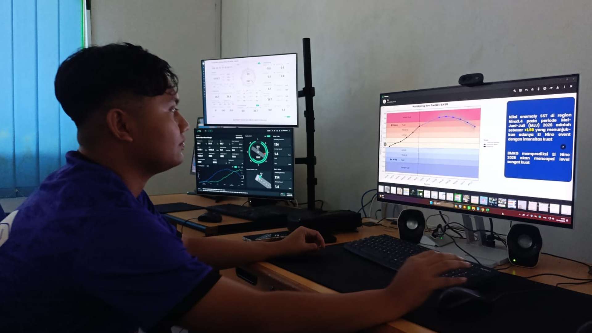 Forecaster BMKG Mozes Kilangin Mimika, Dafa, foto: Martha/Papua60detik